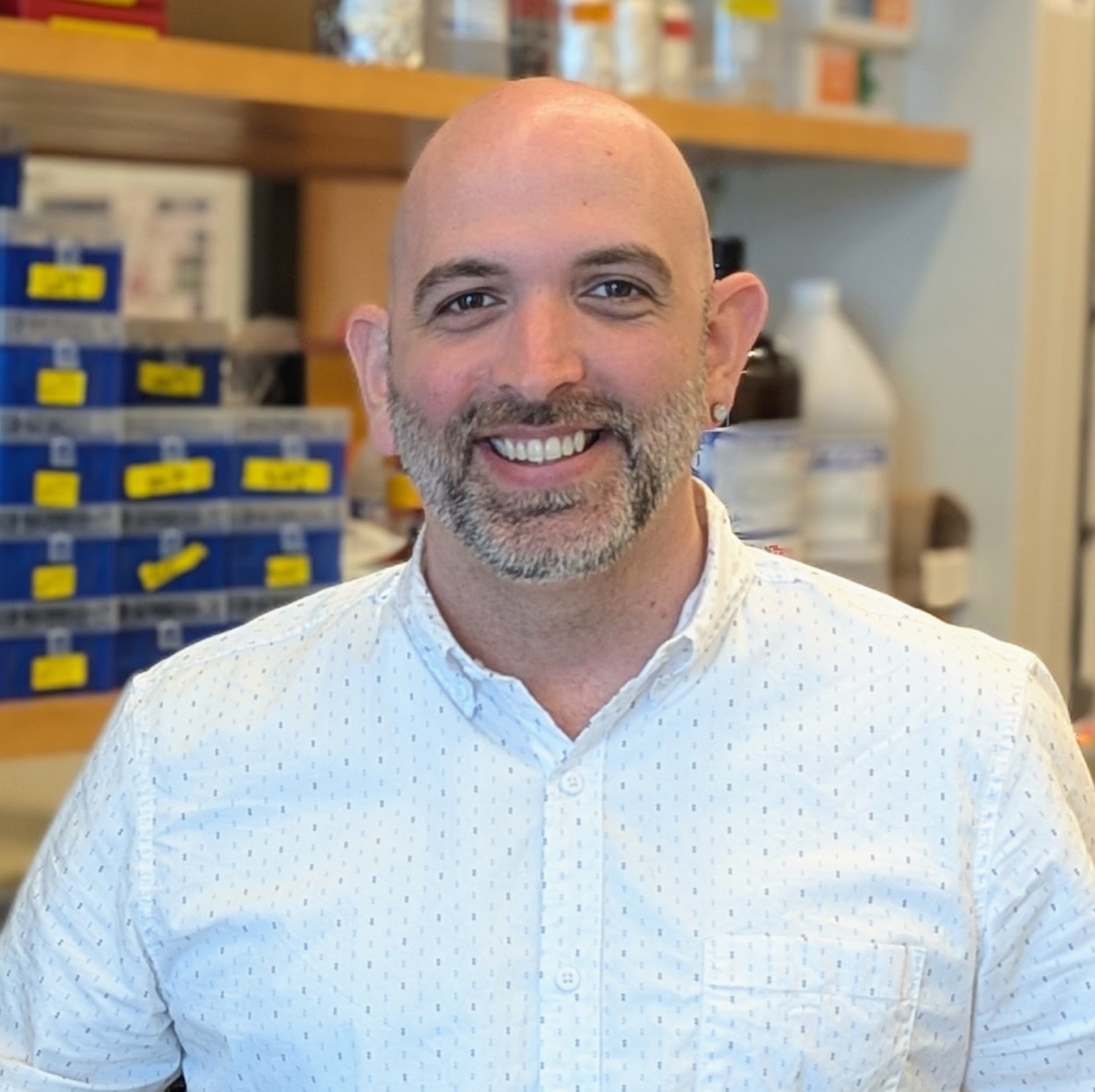 Headshot of Robert Van Sciver in the lab